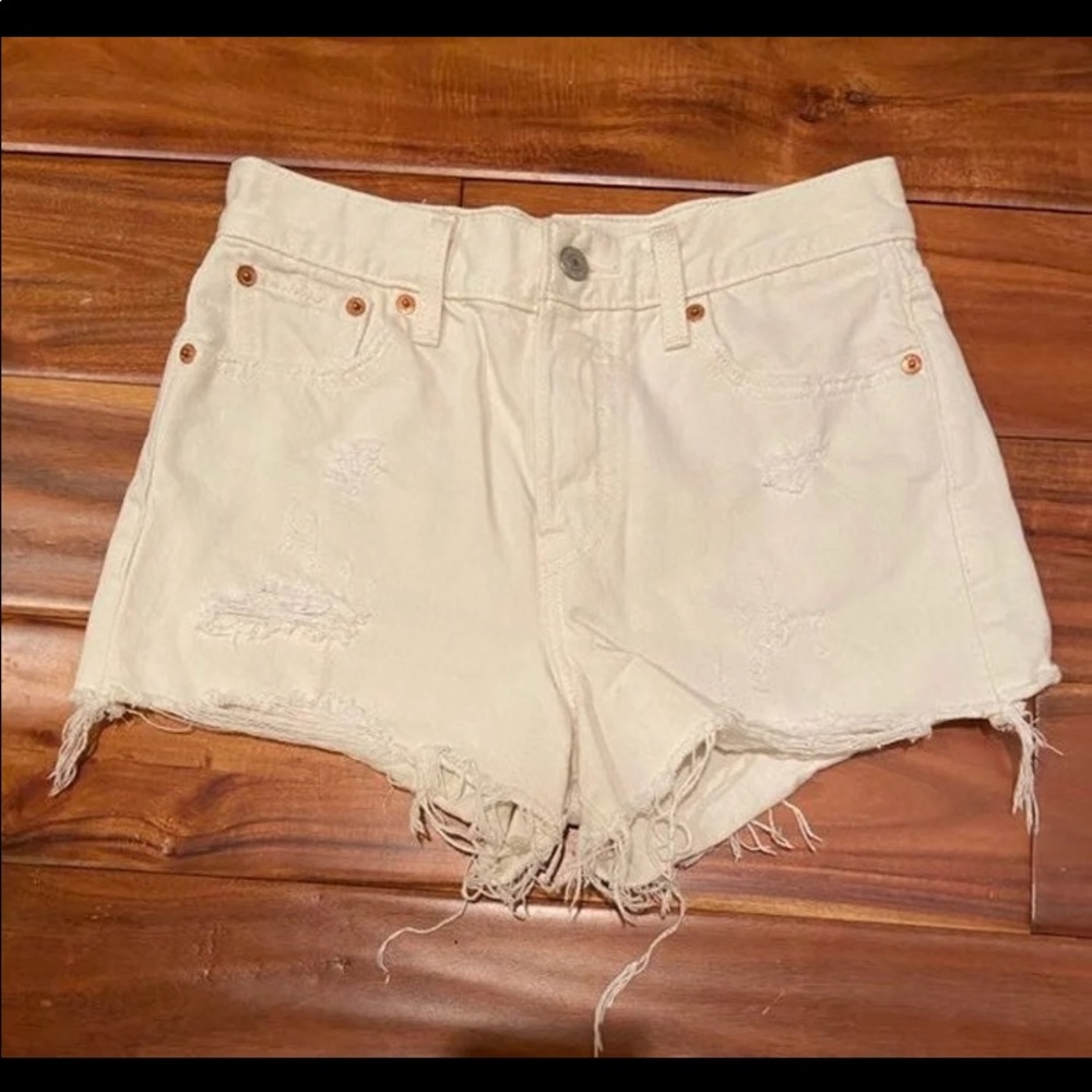 White Levi’s denim shorts